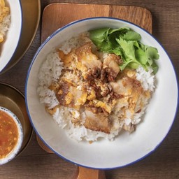 ข้าวแห้งหมูกรอบคั่วไข่