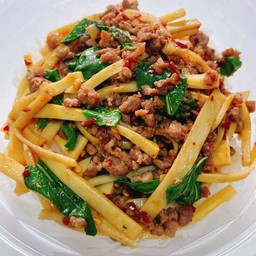 ข้าวกะเพราเนื้อสับหน่อไม้