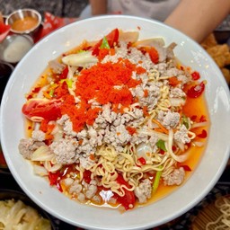 ยำมาม่าหมูสับไข่กุ้ง