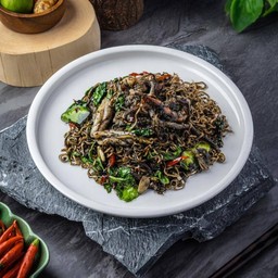 ผัดมาม่าน้ำดำทะเลแซ่บ