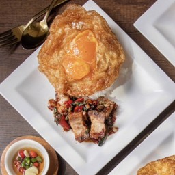 ข้าวกะเพราหมูกรอบไข่ดูโอ้