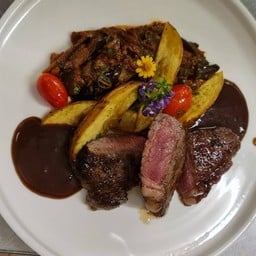 สเต็กเนื้อสันนอก แองกัส ออสเตรเลีย (Grass fed Strip loin Australian Angus)
