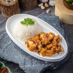 ข้าวหมูกรอบสามลุง (คั่วพริกเกลือ)