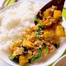 ฟักทองผัดไข่ราดข้าว
