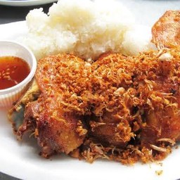 ชุดสำหรับทาน2ท่าน ข้าวเหนียว2+ไก่ทอด3ชิ้น+หอมเจียว1