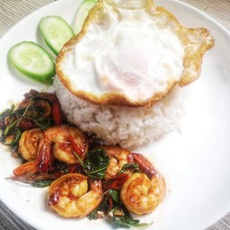 กระเพรากุ้งราดข้าว