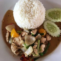 ผัดพริกไทยดำราดข้าว