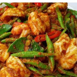 กุ้งผัดพริกแกงราดข้าว ฟรีน้ำซุป