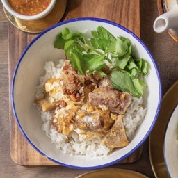 ข้าวแห้งรวมหมูคั่วไข่