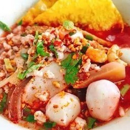 บะหมี่โฟต้มยำลูกชิ้นปลา