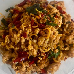 ผัดมาม่ากะเพราพริกแห้งหมูสับ