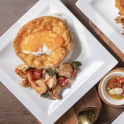 ข้าวกระเพราทะเลไข่ดูโอ้