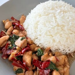 ข้าวกะเพราพริกแห้ง ไก่ชิ้น