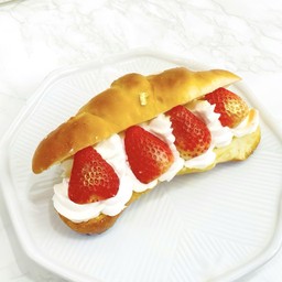 ขนมปังเกลือสตอเบอรี่ครีมสด Strawberry cream shio pan