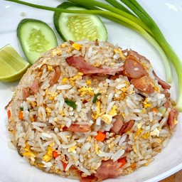ข้าวผัด เบคอน ไส้กรอก