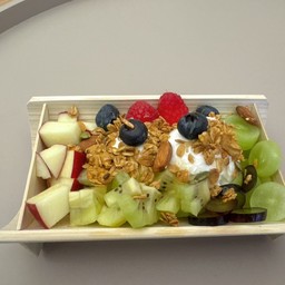 กรีกโยเกิร์ตผลไม้ตามฤดูกาล