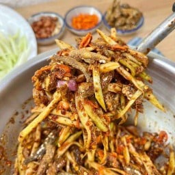 ยำแหนมคลุก ยำมะม่วงปลากรอบ ยำแหนม ยำมะม่วงปลากรอบตลาดหลังมอลล์