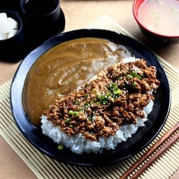 ข้าวแกงกะหรี่เนื้อผัดซอส
