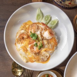 ข้าวหน้าไข่คั่วกุ้งกระเทียมพริกไทย