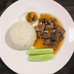 ข้าวราดเนื้อผัดกระเทียม