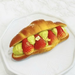 ขนมปังเกลือชาเขียวสตอเบอรี่ Matcha strawberry shio pan