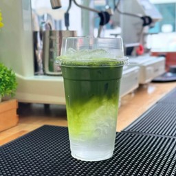 มะพร้าวน้ำหอมท็อปบนด้วยมัทฉะ