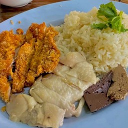 ข้าวมันไก่+ก๋วยเตี๋ยวไก่ฉีกลุงเอ๋ (หน้า ร.ร วัดใหม่ผดุงเขต)