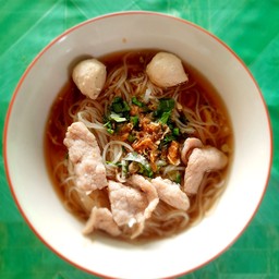 ก๋วยเตี๋ยวลูกชิ้นหมูนุ่ม