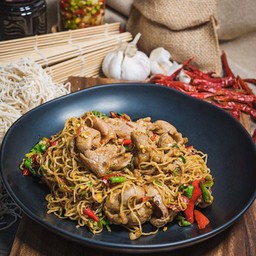 กะเพราเส้นบะหมี่ไข่เนื้อเสือร้องไห้