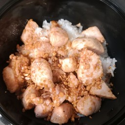 ข้าวหมูชิ้นกระเทียมพริกไทย