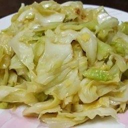 ข้าวราดกะหล่ำปลีผัดน้ำปลา