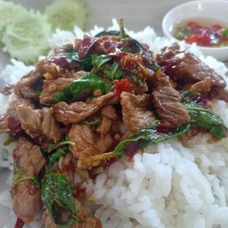 ข้าวราดผัดกระเพราเนื้อปลากระพง