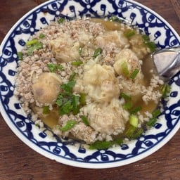 เล็กใหญ่ก๋วยเตี๋ยวต้มยำโบราณสาขาตรงสามย่าน ตรงสามย่าน