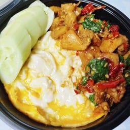 ข้าวกะเพราไก่ชิ้นพริกแห้ง