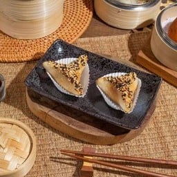 H6.ข้าวเหนียวงาทอดไส้พุทราจีน ( 2 ชิ้น )