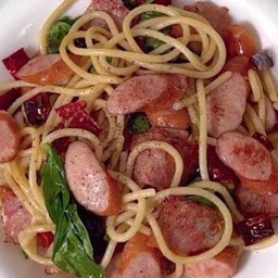 สปาเก็ตตี้พริกแห้งไส้กรอก