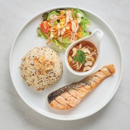 ข้าวกระเทียมปลาแซลมอนคิริมิย่างยำมะม่วง