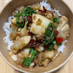 ข้าวกะเพราไข่หมึก