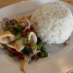 ข้าวกระเพราปลาหมึก