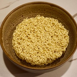 เส้นบะหมี่ผักสีเหลือง Yellow vegetable noodles