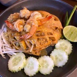 ผัดไทยห่อไข่กุ้งสด