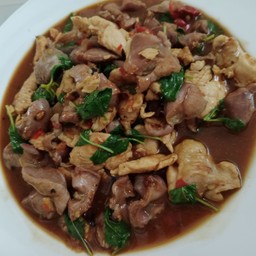 กระเพราไก่รวมเครื่องใน