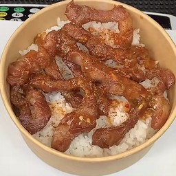 ข้าวหมูแดดเดียวโรยพริกหม่าล่า