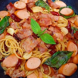 สปาเก็ตตี้ผัดพริกแห้งเบคอน ไส้กรอก