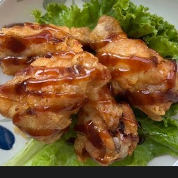 ปีกไก่ทอดราดซอส hot and spicy