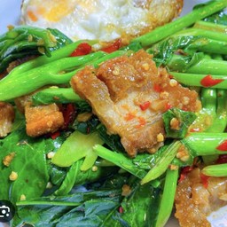 คะน้าหมูกรอบราดข้าว