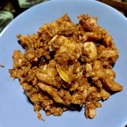 หมูกระเทียมราดข้าว