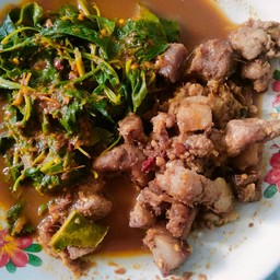 แกงคั่วใบกะเพราหมู