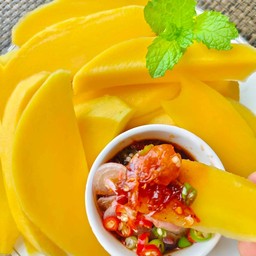 มะม่วง+ น้ำปลาหวาน เนื้อแน่น กรอบ เปรี้ยวปนหวาน