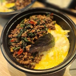 ข้าวกะเพราเนื้อโคขุน ไข่ข้น